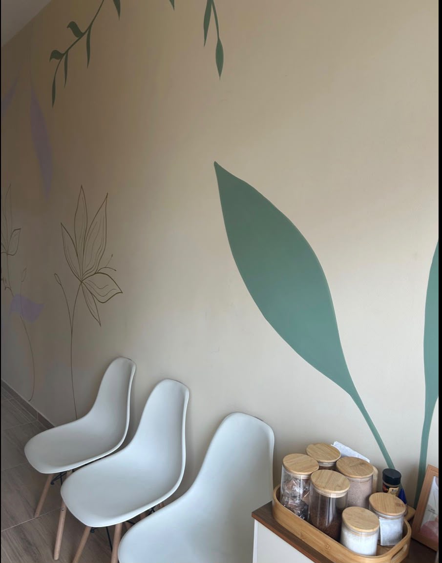 Recepção da clínica com mural botânico