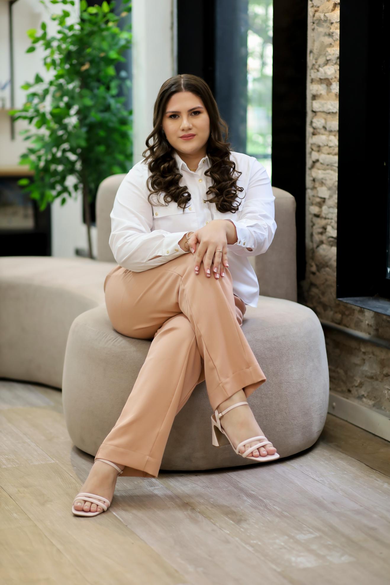 Roberta Mota, psicóloga, sentada em um ambiente acolhedor