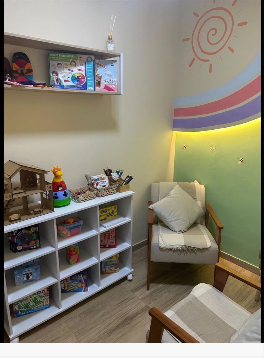 Sala infantil com brinquedos para atendimento de crianças